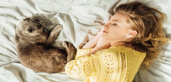 ¿Existe algún riesgo si duermo con mi gato